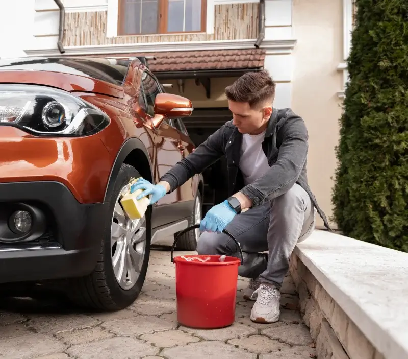 Lavage auto à domicile La Roche-Neuville : professionnel intervenant sur un véhicule